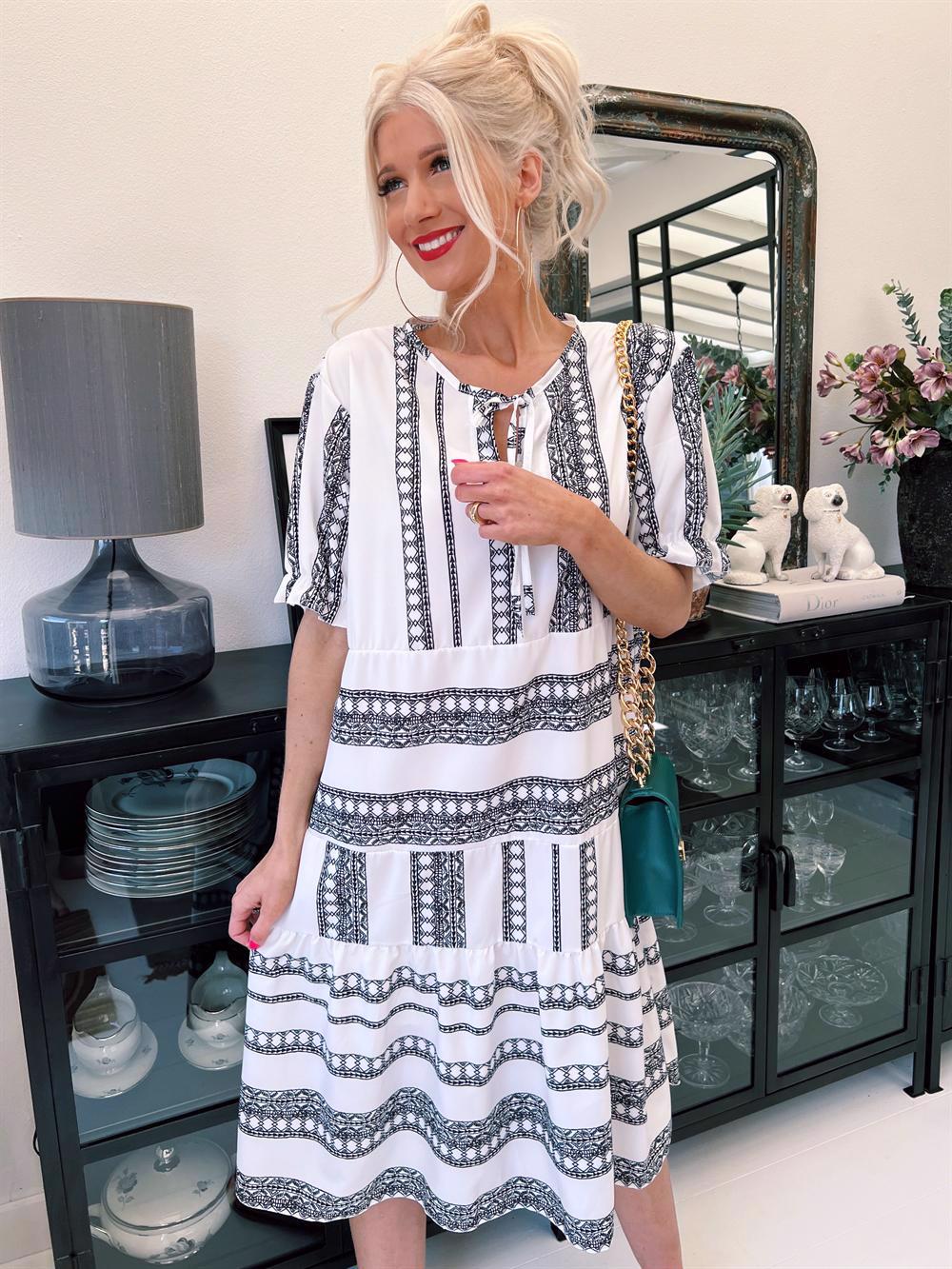 Kanja - Kjole med mønster og flæsekant på ærmet